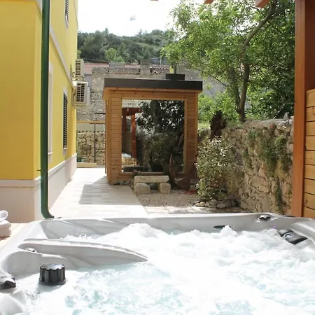 Apartment In With Terrace, Air Conditioning, Wifi, Washing Machine Skradin